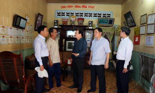 Phó Thủ tướng Trịnh Đình Dũng kiểm tra tình hình và các giải pháp ứng phó với lũ lụt tại các tỉnh ĐBSCL.
